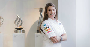 De Silvestro junto a los trofeos del equipo