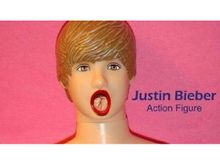 Aqui está el muñeco inflable de Justin Bieber