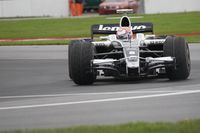 Kazuki Nakajima tratando de domar el FW30