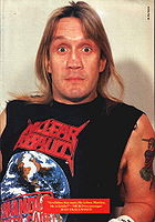 Nicko al ver alguien mas feo que el, posiblemente Dave Murray, o quiza se vio al espejo.