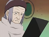 La Chiyo-baa mirando una foto de Deidara desnudo.Momento en el cuál descubre las tendecias homosexuales de su nieto.