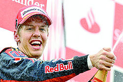 Vettel celebrando su clara victoria