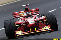 Heinz Harald Frentzen en el coche en cuestión.