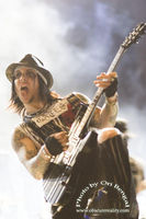 Synyster haciendo canto de guerra antes de matar fans de Daddy Yankee.